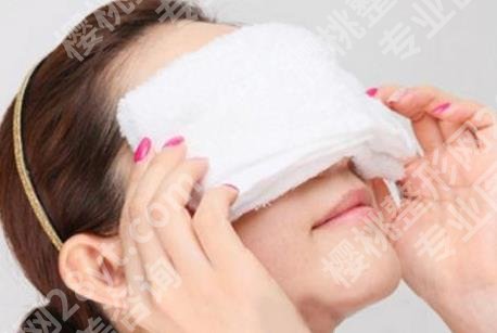 眼睛肿了怎么办才能快速消肿?按摩、冰敷加热敷等都挺实用!