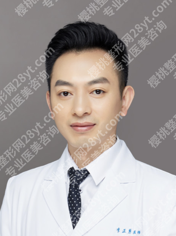 成都李正勇医生隆胸怎么样?3组真人案例+2份硬核数据,揭秘三甲胸整形大咖的实力