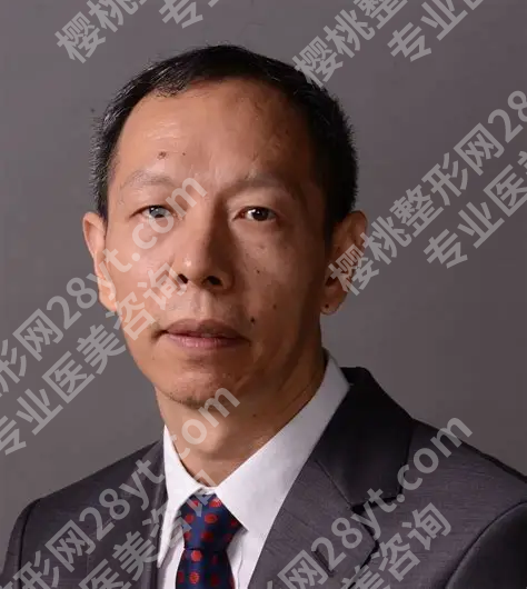 2026年去广州看眼底病,找哪位三甲公立医生比较好?