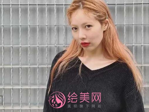 金泫雅素颜长什么样子？和日常浓妆相差很大吗？戳进来看对比照