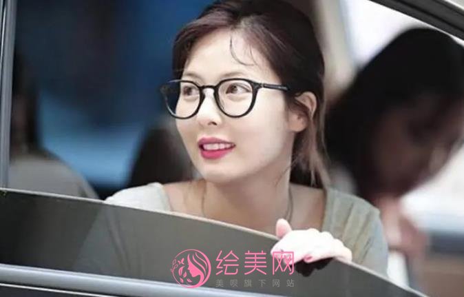 金泫雅素颜长什么样子？和日常浓妆相差很大吗？戳进来看对比照