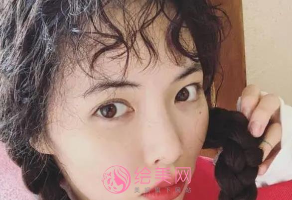 金泫雅素颜长什么样子？和日常浓妆相差很大吗？戳进来看对比照