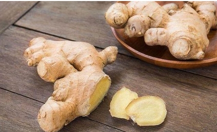 生姜泡脚的功效与作用有哪些?改良睡眠、胃寒、抗疲劳原来还有这么多的功效!