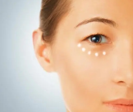 眼周围有脂肪粒怎么去除?做好皮肤清洁也很重要!不能让眼周都布满小颗粒了~