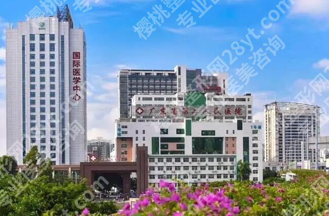 广东省第二人民医院隆胸专家有哪些？医生简介与隆胸案例