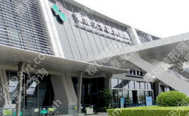香港大学深圳医院割双眼皮多少钱?王培杰vs邹锡权哪位医生的技术好?