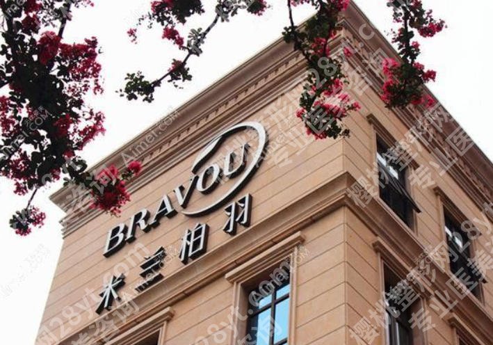成都米兰柏羽隆胸价格怎么样？价格低至2w起含口碑评价好、人气高的医生推荐！